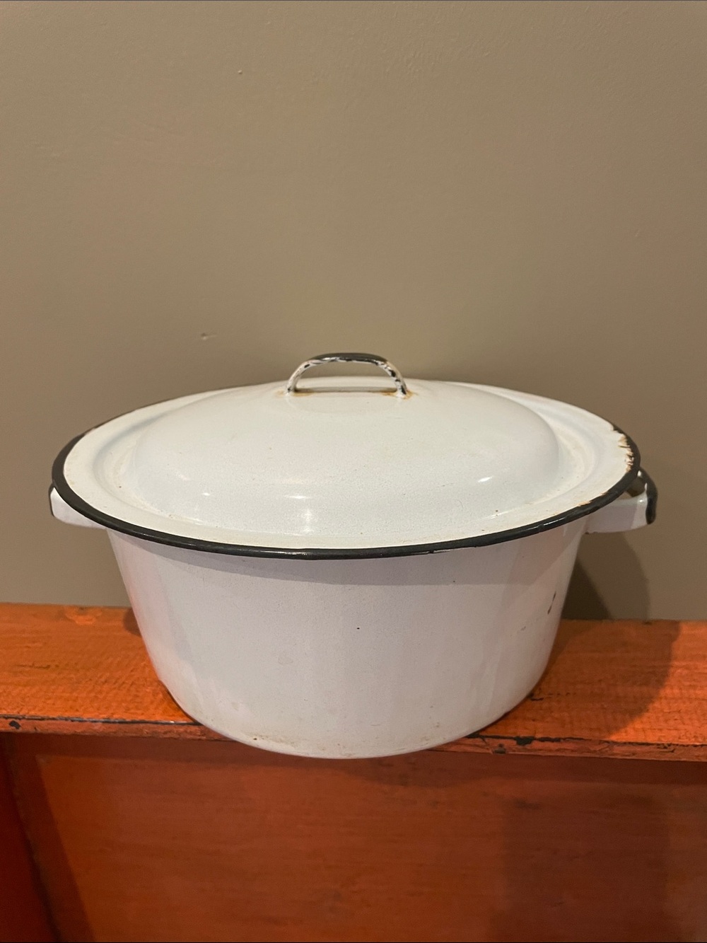 White enamel stock pot with lid - decorative purposes only